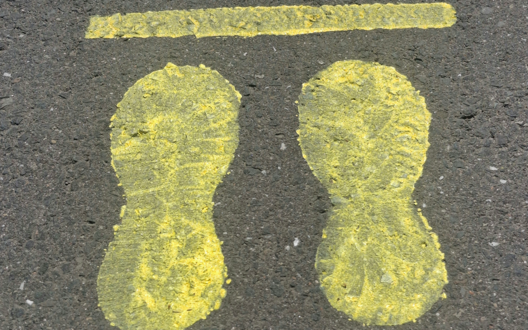 Gelbe Fußstapfen zeigen sicheren Straßenübergang