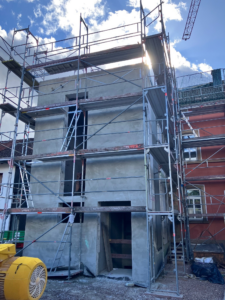 Neues Treppenhaus mit Aufzugsschacht Neues Treppenhaus mit Aufzugsschacht