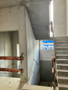 Neues Treppenhaus mit Aufzugsschacht Neues Treppenhaus mit Aufzugsschacht